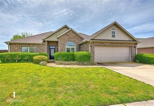 Building Photo - 1201 SW Willowbend Ave