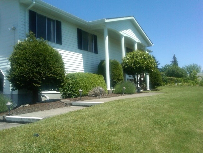 Building Photo - Spacious Split Level 4 Bedroom Home w/ Gre...