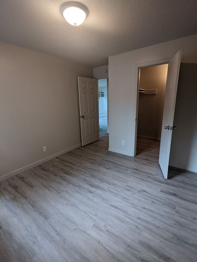 Building Photo - Upstairs 2 Bedroom Apartment