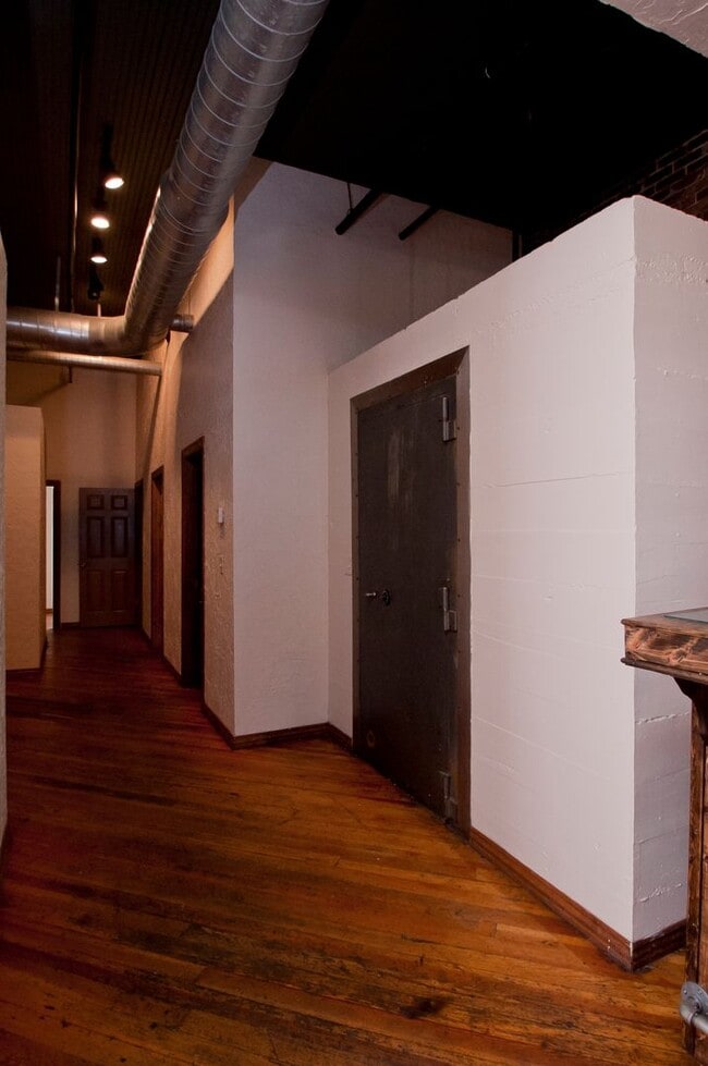 Building Photo - Market 101