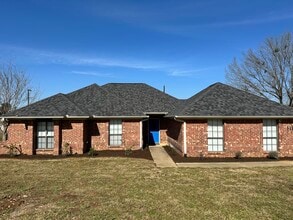 Building Photo - 111 Crestview St