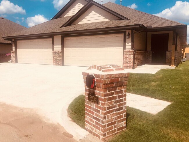 Foto del edificio - 5204 Oakwood Villa Ct