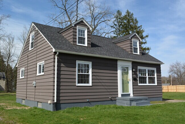 Building Photo - 856 W Indianola Ave