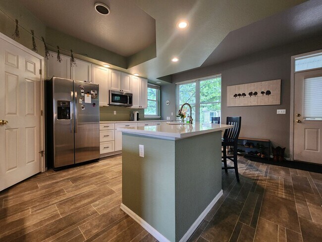 Foto del edificio - Stunning 3 Bedroom Townhome Tucked Away In...
