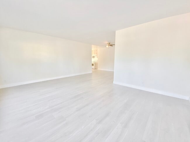 Building Photo - 10860 Blix St