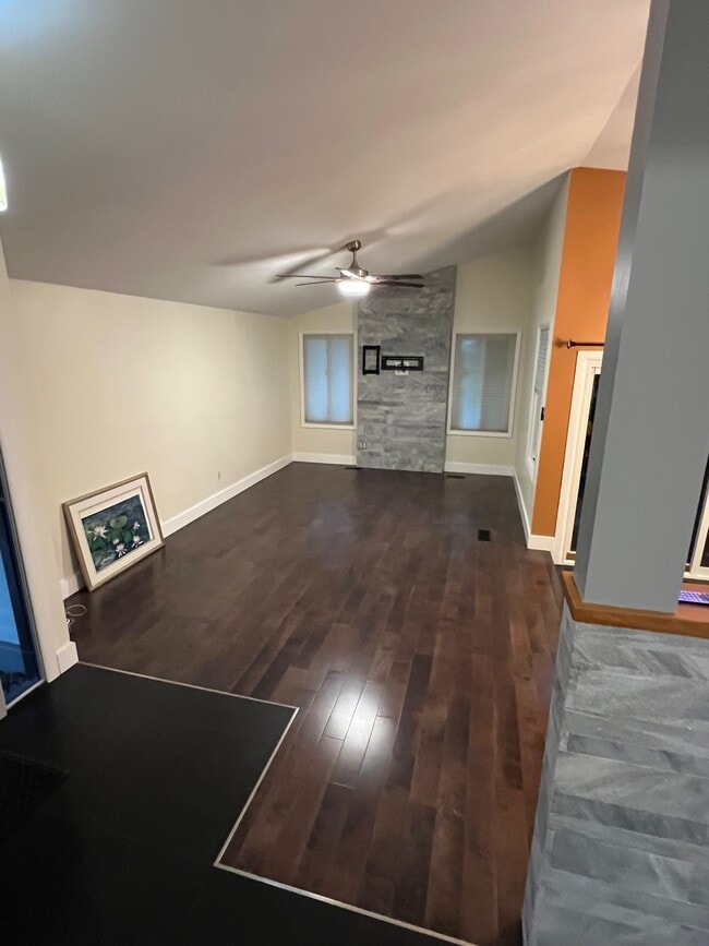 Building Photo - 220 Sugarland Run Dr