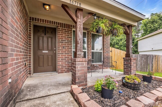 Foto del edificio - 16718 Warbler Dr