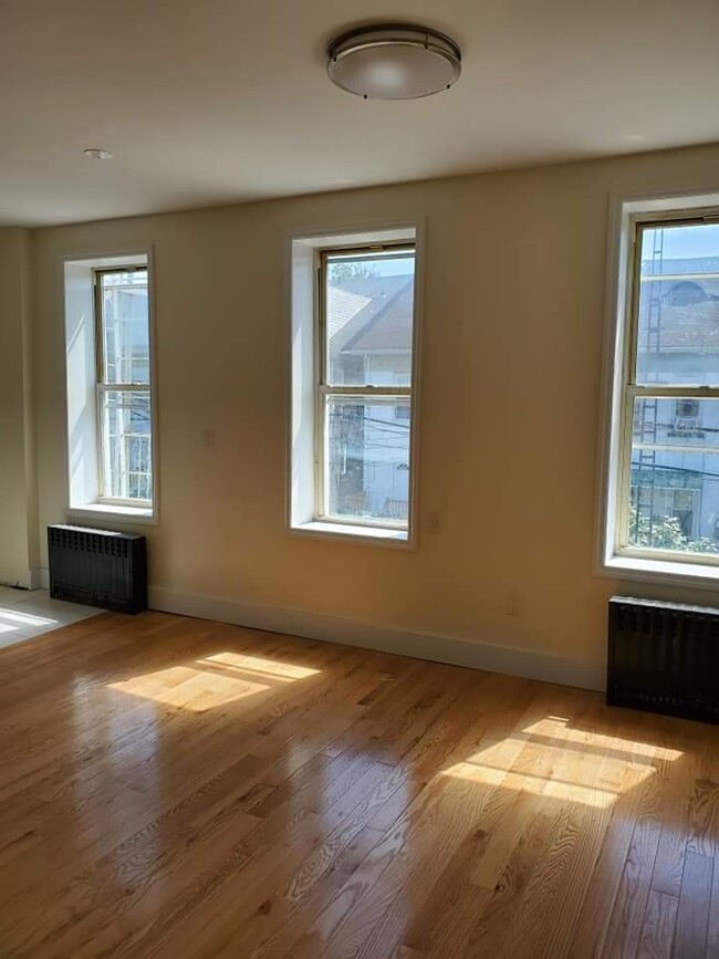 Living room/kitchen combo - 199 Bay 20th St