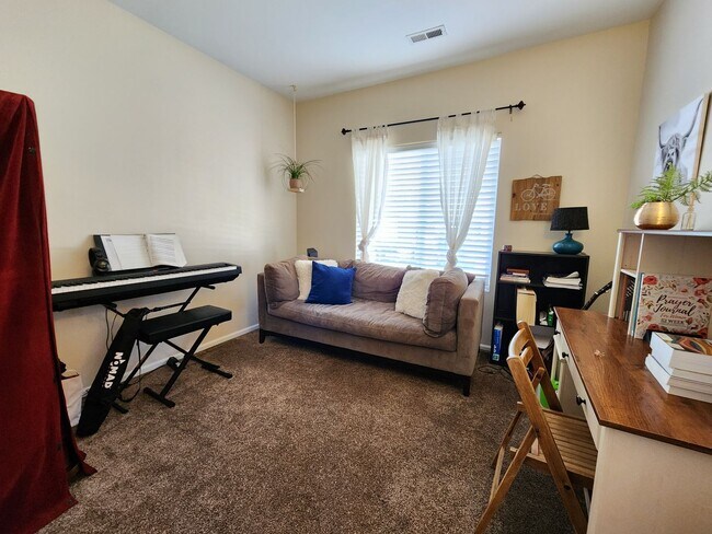 Foto del edificio - Stunning 3 Bed 3 Bath Home Near Peterson A...