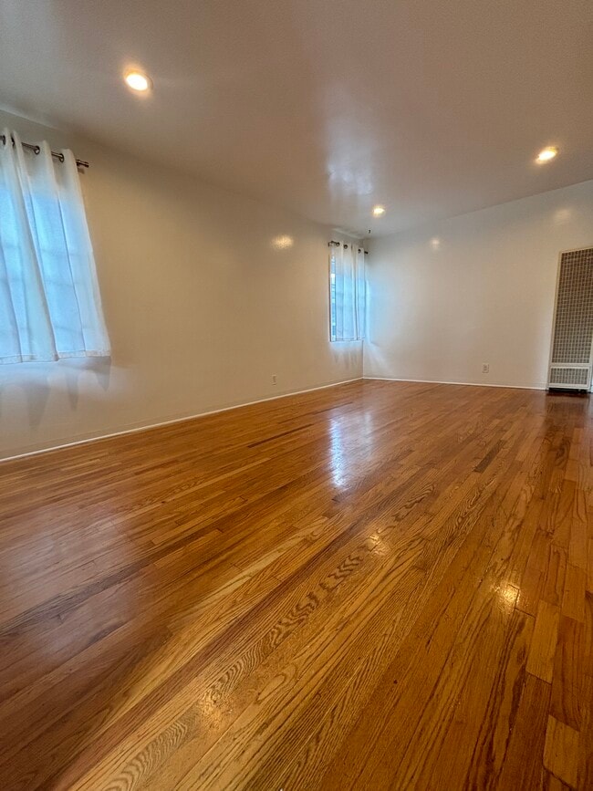 Building Photo - 1147 Van Buren Ave