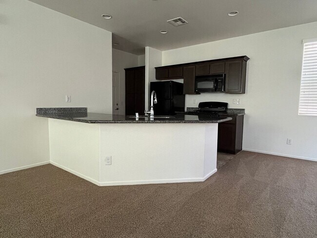 Foto del edificio - Lovely 2 story home with 3 large bedrooms, 2.5 baths and a 2 car garage.