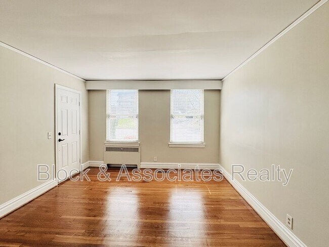 Foto del edificio - 1108 W Friendly Ave