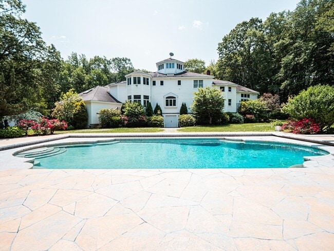 Building Photo - 160 Thayer St