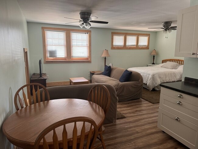 Studio living - 1832 Campeau St