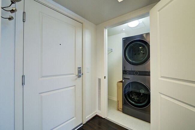 Building Photo - 2Bd/2Ba Seattle Condo
