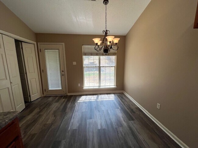 Building Photo - Renovated 2 Bedroom 2 Bath Home for Rent!