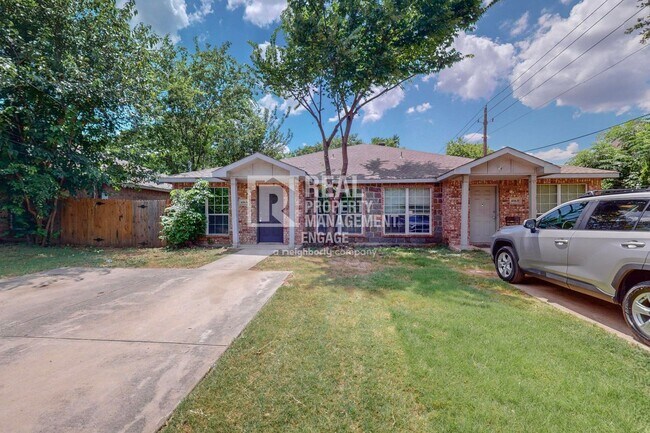 Building Photo - 406 Truman Arlington