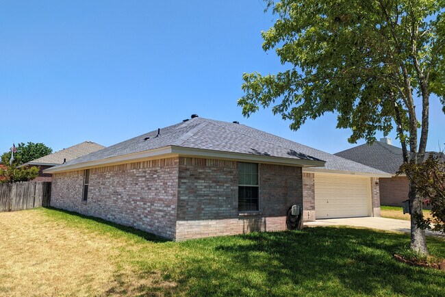 Building Photo - 2308 Breezeway Ln