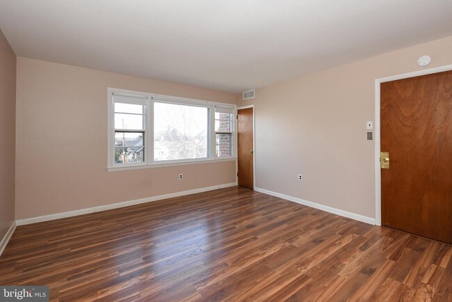 Building Photo - 117 Elm Ave