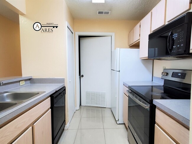 Building Photo - FOR RENT 2 BED 2 BATH CONDOMINIUM. AVAILABLE 1/10/2026.