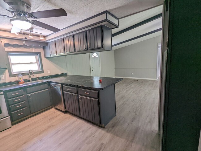 Building Photo - 4 bed / 2 bath House with huge yard
