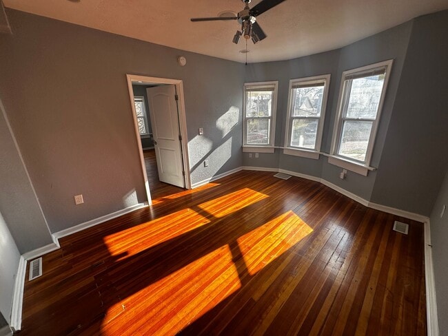 Foto del edificio - 215 E Cherry St