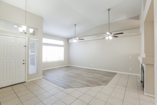 Foto del edificio - 1563 E Scott Ave