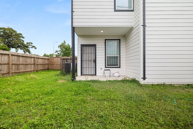 Foto del edificio - 8534 Woodlyn Rd