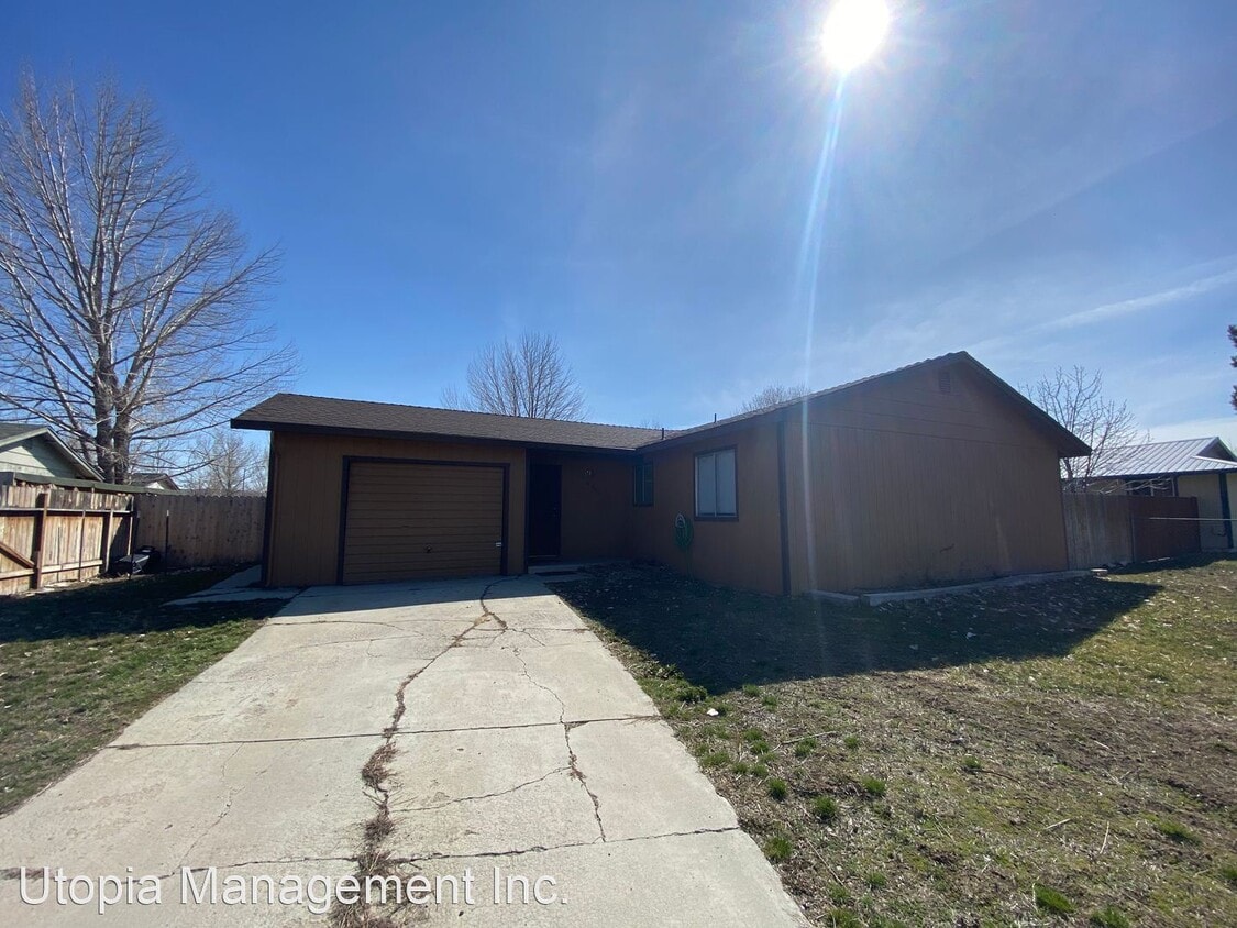 3 br, 1.5 bath House 710300 Lake Avenue House Rental in Susanville