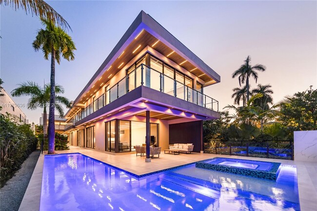 Building Photo - 723 NE 77th St