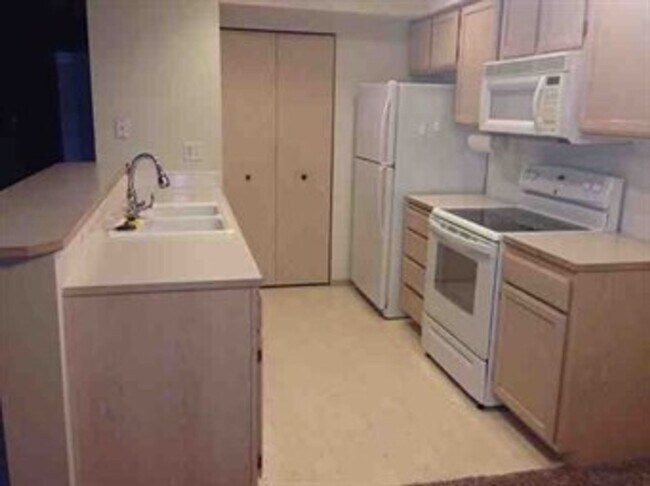 Foto del edificio - Charming 2-Bedroom Ground-Level Home in Qu...