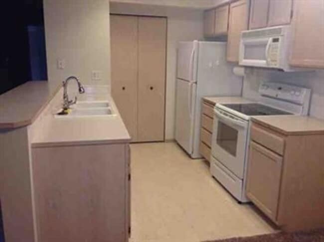 Building Photo - Charming 2-Bedroom Ground-Level Home in Qu...