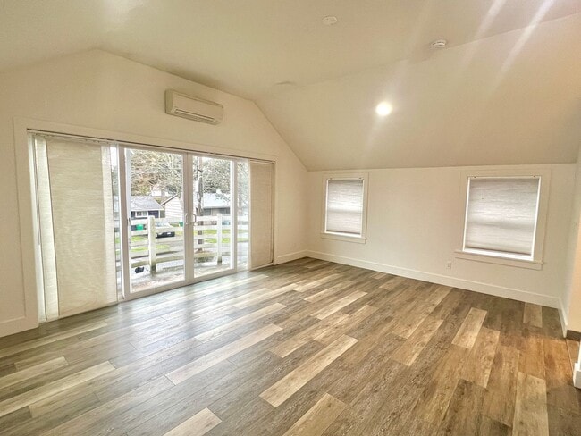 Photo - Sellwood Single Unit Building, 2nd Story A... House