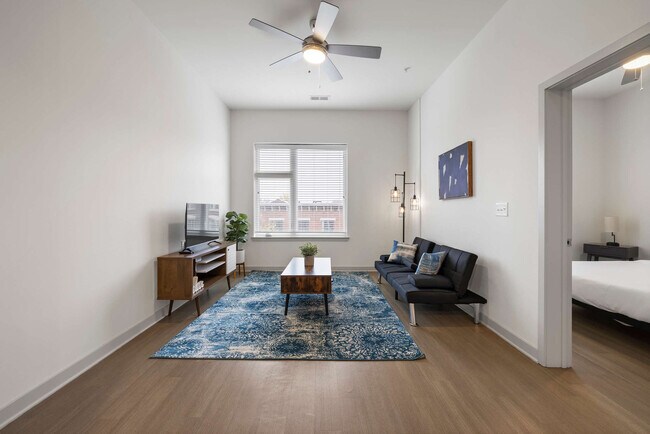 Building Photo - 633 E Main St