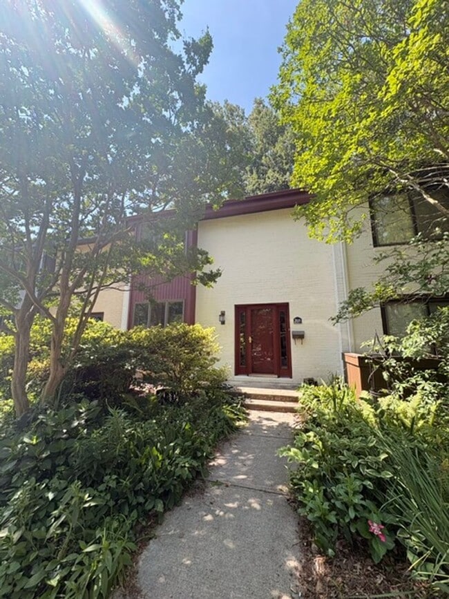 Building Photo - 2071 Golf Course Dr