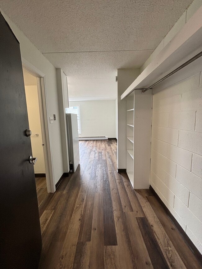 Photo du bâtiment - NEWLY RENOVATED - BACHELOR UNITS