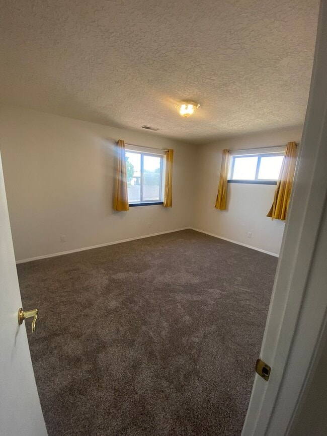 Building Photo - Fully Updated 3BR/2.5BA in Desirable Lampl...