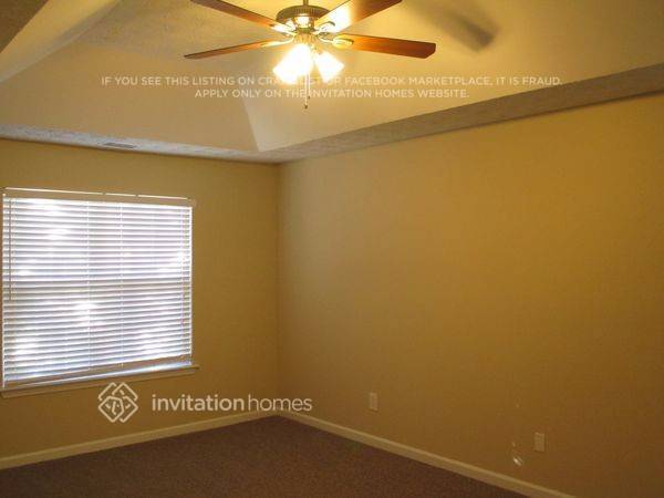 Building Photo - 2000 Hidden Valley Dr SW