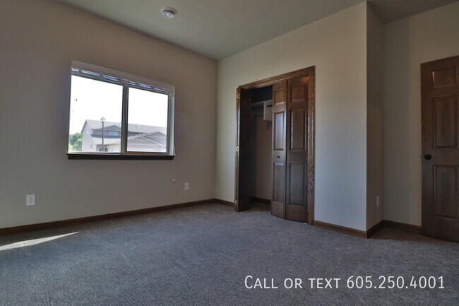 Building Photo - 3 Bed 2 Bath Townhome in Southwest Sioux F...