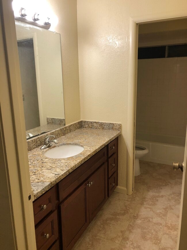 Foto del edificio - 5400 Pomegranate Ave