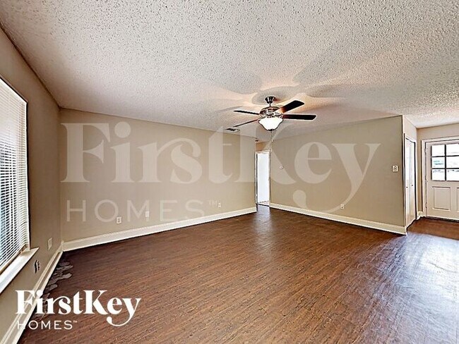 Building Photo - 1225 Cove Dr