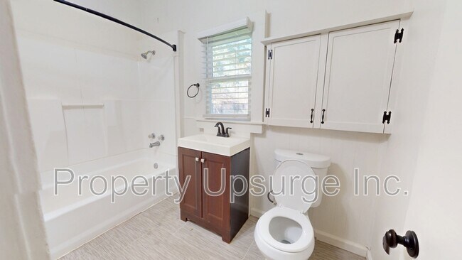 Foto del edificio - 648 Reeds Ave