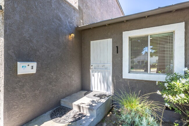 Puerta principal - 11481 Cumpston St