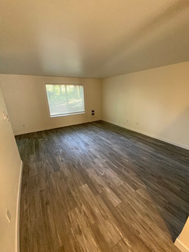 Foto del edificio - AVAILABLE NOW!!!!! West Olympia 2bdr 1.5bath Townhome w/ garage & parking