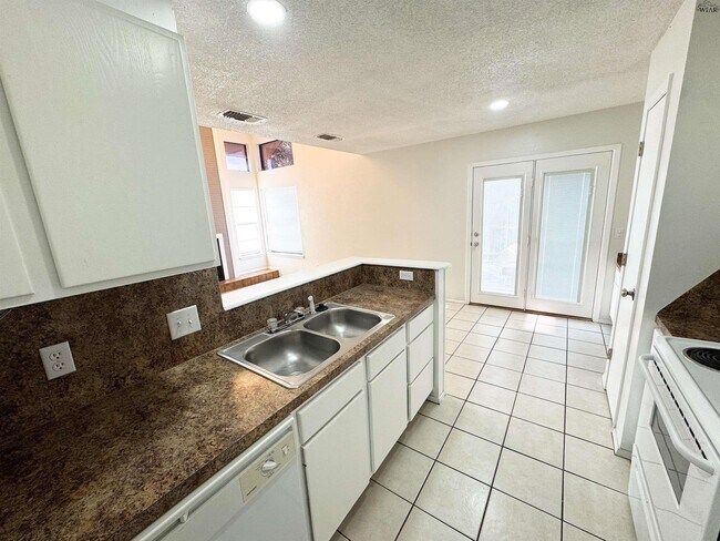 Foto del edificio - 4511 Mistletoe Dr