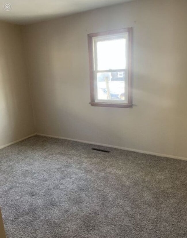 Building Photo - 2 bedroom 1 bath house for rent