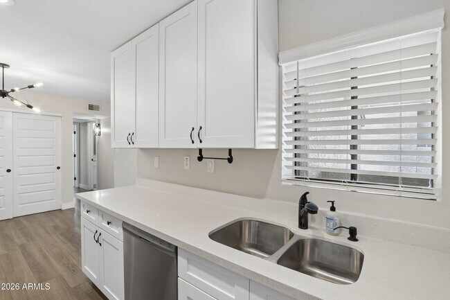 Foto del edificio - 6480 N 82nd St