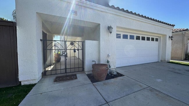 Foto del edificio - PRICE REDUCTION! Gorgeous 3 Bedroom, 3 Bat...