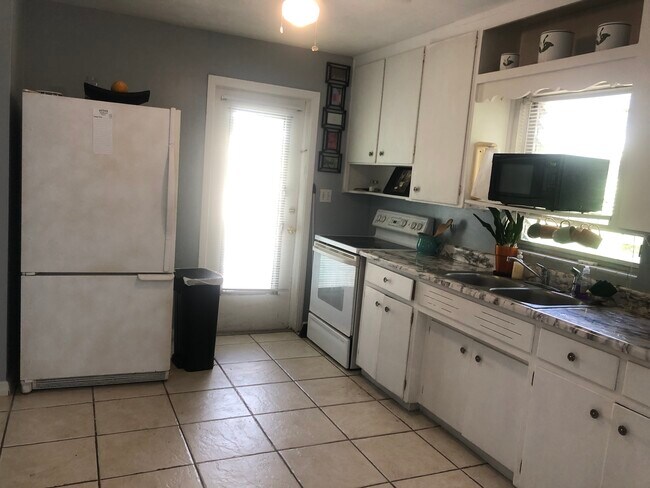 Building Photo - 546 Monticello Ave