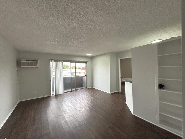 Interior Photo - 238 South Serrano Ave